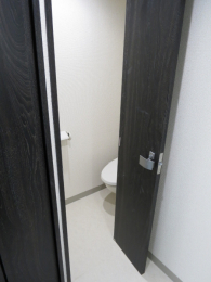 　トイレ扉（OPEN）　折戸は狭いスペースでも使い易いのです。