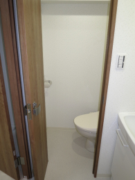 　トイレの扉は高級仕様の折戸タイプ（折戸CLOSED）