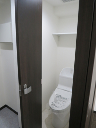 トイレ　トイレの扉は高級仕様の折戸