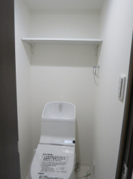 トイレ　温水洗浄便座付トイレ（背面棚付）