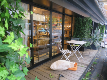 　住宅棟エントランス向いはお洒落なカフェの入る「RIGNA TERRACE TOKYO」