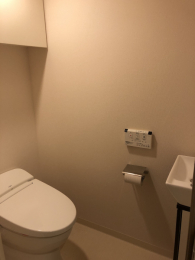 トイレ　タンクレストイレ＋独立手洗器