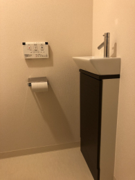 トイレ　タンクレストイレ＋独立手洗器