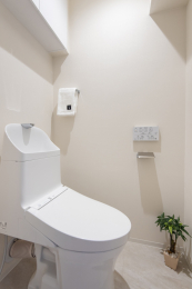 　TOTO製洗浄便座付トイレ新規設置（収納に便利な吊戸棚設置）