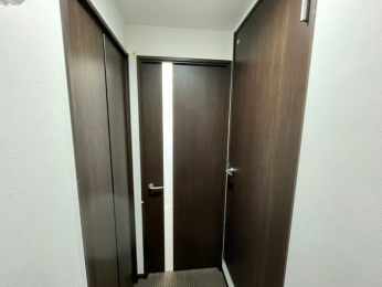 　入口扉（左折戸は物入扉、右開戸はトイレ扉）