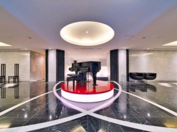 　エントランスホールに設置されたグランドピアノ