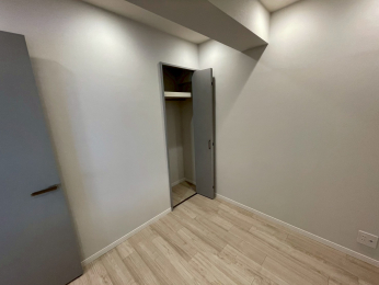 �@�T�[�r�X���[���i�N���[�[�b�g������]�ށj