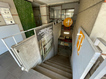 �@�n�K�ւ̊K�i�i1�K����B�e�j