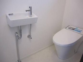 トイレ　オーナーズルームの手洗いカウンター＆洗浄便座付トイレ