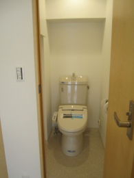 　温水洗浄便座付トイレ（背面上部棚付）