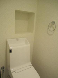　トイレ内デッドスペースにトイレットペーパー置場を設けました。