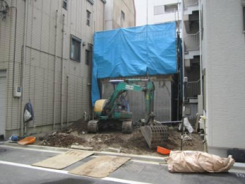 現地土地写真　１．建物解体完了！地中から関東大震災の時の瓦礫と思われるレンガがトラック２台分出現してビックリでした。