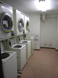 　１階共用部にコインランドリー有り。室内に洗濯機置場があるものの、梅雨時などに有効活用できます。